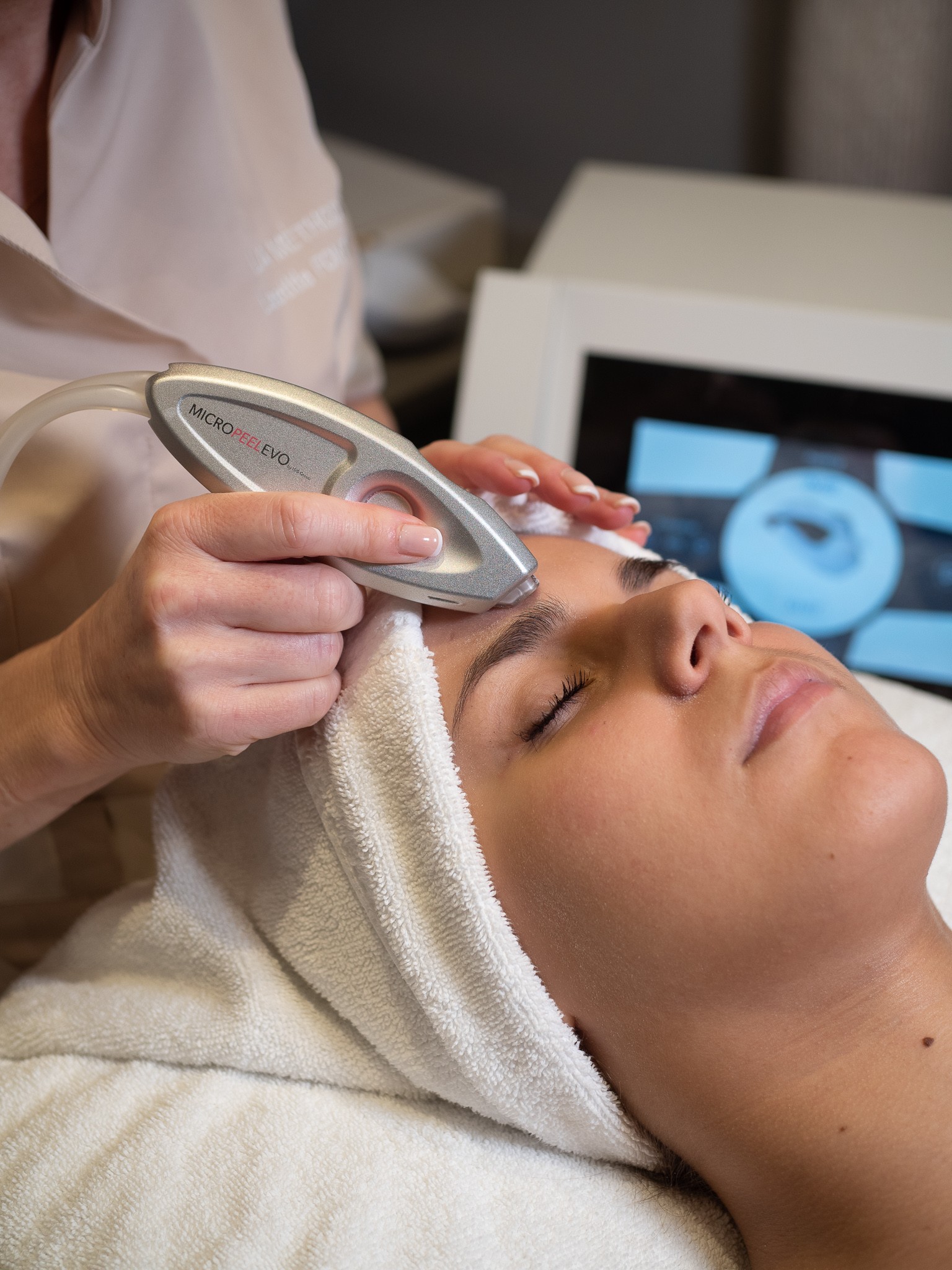 Cliquer ici pour voir la vidéo sur le micro peeling Cliquer ici pour voir la vidéo sur le micro peeling